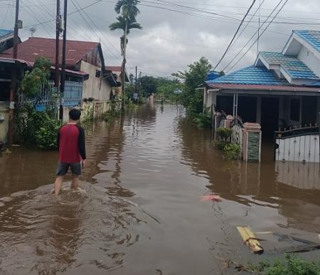 ilustrasi: Sejumlah rumah warga di Kelurahan Sri Meranti, Kecamatan Rumbai, terendam banjir setelah Sungai Siak meluap akibat curah hujan tinggi dalam beberapa hari terakhir. (Foto: T Fawzi)