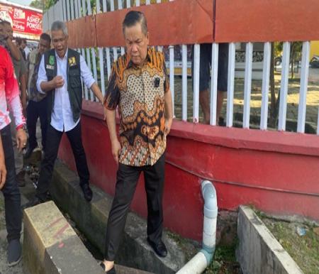 Pj Gubernur Riau, SF Hariyanto saat meninjau kondisi jalan dan drainase di Jalan Kavling Pekanbaru.(foto: sri/halloriau.com)