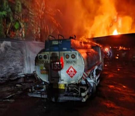 Kebakaran hebat melanda Jalan Palas Mekar, Kelurahan Sri Meranti, Kecamatan Rumbai, Kamis dini hari tadi. (Foto: Dini)