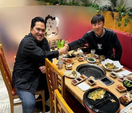 Ketum PSSI, Erick Thohir bersama Shin Tae-yong makan bersama (foto/IG)