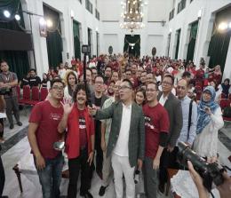  CEO Bukalapak Rachmat Kaimuddin berfoto bersama dengan Mitra Bukalapak seusai acara Peluncuran Produk Virtual Terbaru Mitra Bukalapak di Bandung, 8 Maret 2020.