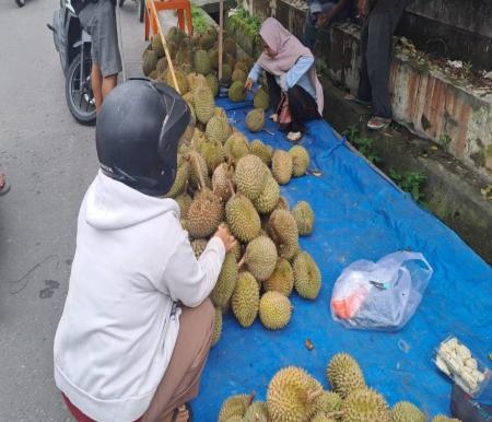 Warga Pekanbaru borong durian dari Sumbar (foto/riki)