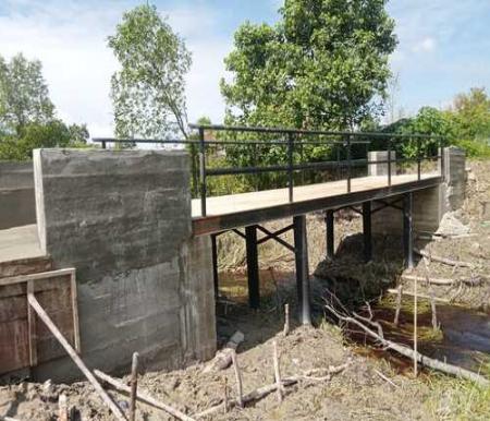 Besi tiang penyangga pada Jembatan Parit Atmo yang hilang dicuri oleh pihak yang tidak bertanggung jawab. (Foto: Int)