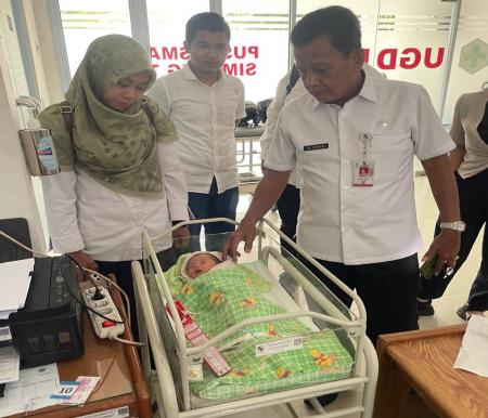 Kepala DinsosPekanbaru, Dr Idrus mendatangi Puskesmas Simpang Tiga cek bayi yang dibuang (foto/int)