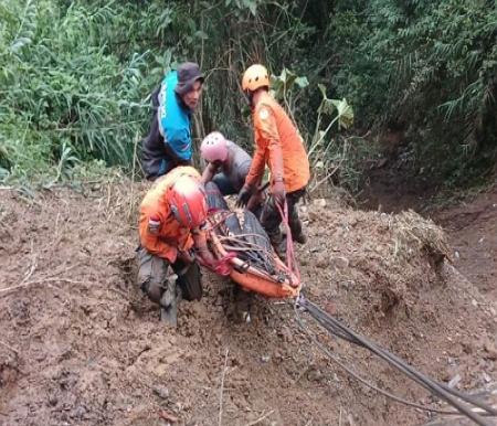 Proses evakuasi korban longsor di Sitinjau Lauik Sumbar.(foto: infosumbar.net)