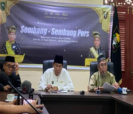 Ketua Umum DPH LAM Riau, Datuk Seri Taufik Ikram Jamil (kanan) memaparkan acara Hari Adat Sedunia (foto/Yuni)