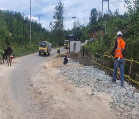 Perbaikan jalan amblas di Jalan Lintas Riau-Sumbar di Desa Tanjung Alai, Kecamatan XIII Koto Kampar, Kampar.(foto: sri/halloriau.com)