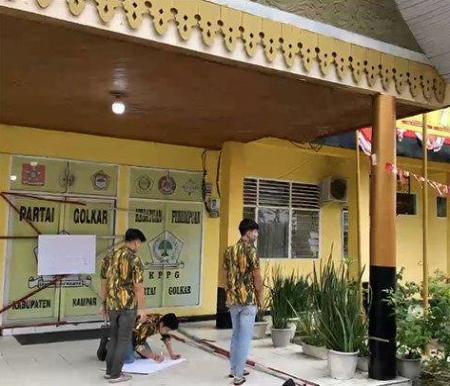 Kantor partai Golkar disegel.