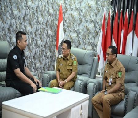 Bupati Rohil Bistamam saat bertemu dengan Kepala Bidang Ketenagakerjaan BPJS Ketenagakerjaan Rohil, Ahmad Subaiki membahas kepesertaan Jamsostek di Rohil. (Foto: Afrizal)