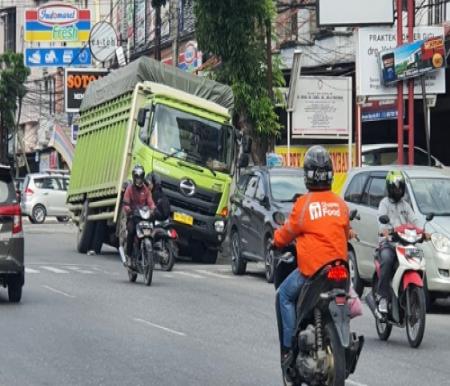 Truk terperosok lubang bekas galian PDAM Pekanbaru (foto/Mg2-halloriau)