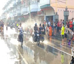 Keseruan Festival Perang Air saat perayaan Imlek di Kota Selatpanjang