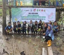 Kelompok Konservasi Mangrove Sungai Merambai didukung PT ITA menanam bibit mangrove (foto/Ali)