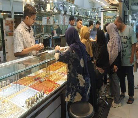 Harga Emas Turun Drastis di Pekanbaru, Warga Serbu Toko untuk Investasi
