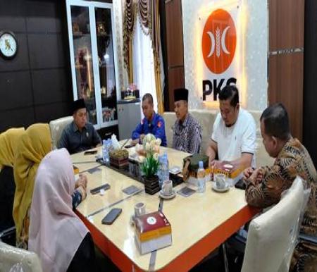 Ketua DPRD Pekanbaru, Isa Lahamid menerima kunjungan pengurus LAMR Pekanbaru.(foto: mimi/halloriau.com)