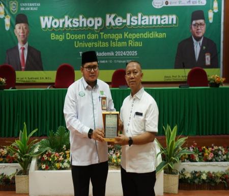 Rektor UIR Prof Dr Syafrinaldi pertegas komitmen pendidikan di kampusnya berbasis Imtaq (foto/ist)