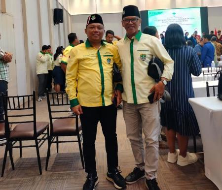 Ketua PK Komcab Pekanbaru, Novianto (kanan) berfoto bersama Gusma (kiri) Ketum PP PK saat pelantikan Komda Riau (foto/ist)