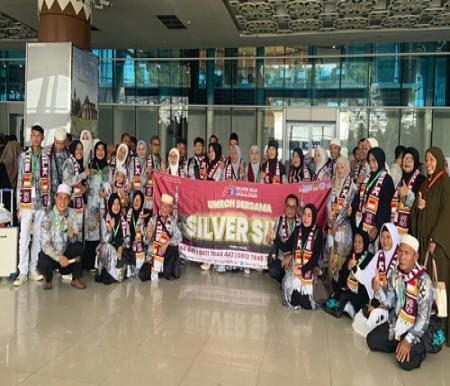 Keberangkatan calon jemaah umrah Silver Silk Tour and Travel (foto/Meri)