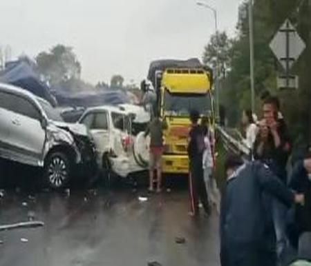 10 kendaraan terlibat kecelakaan beruntun di KM 92 Tol Cipularang (foto/int)