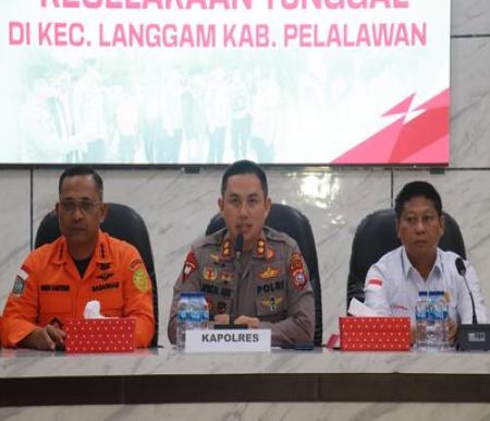 Polres Pelalawan akan menertibkan kendaraan truk yang digunakan untuk mengangkut orang. (Foto: Andy Indrayanto)