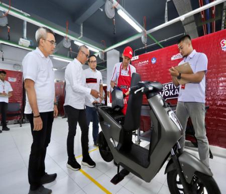 Finalis siswa FEVOSH 2025 menunjukkan keterampilan merawat sepeda motor listrik Honda EM1 e: (Foto: Istimewa)