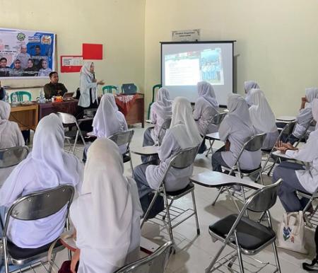 Tim dosen Program Studi KPI IKTN menggelar pelatihan MC dan fotografi bagi siswa SMK Plus Darul Huda, Ukui, Pelalawan. (Foto: Istimewa)