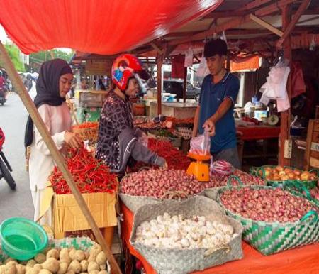 Pedagang cabai di Pekanbaru.(foto: meri/halloriau.com)