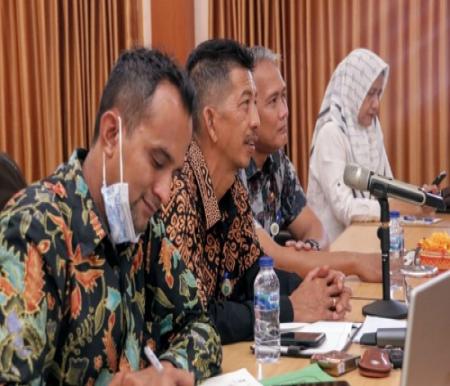 Staf Ahli Bupati Bidang Kemasyarakatan dan SDM, Drs Johansyah Syafri saat ikuti Rakor PMI-NP dan TPPO.(foto: zulkarnaen/halloriau.com)