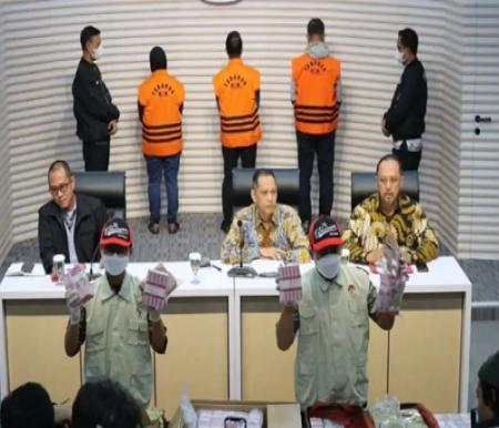 Indra Pomi Nasution, Risnandar Mahiwa dan Novin Karmila pakai rompi orange saat ekspos OTT di Gedung Merah Putih KPK.(foto: int)