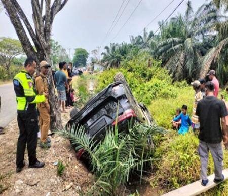 Fortuner Wakil Ketua DPRD Bengkalis Masuk Parit Usai Tabrakan, Diduga Micro Sleep