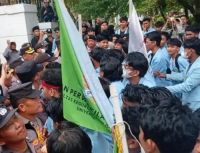 Demo BEM Universitas Riau memanas, massa desak masuk gedung DPRD Riau.