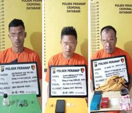 Tiga orang tersangka dan barang bukti 20 paket narkoba jenis sabu-sabu siap edar (foto/andri)