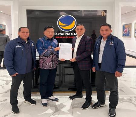 DPP Nasdem serahkan surat dukungan kepada Asmar (berbaju batik) untuk maju Pilbup Kepulauan Meranti (foto:doc DPW Nasdem Riau) 