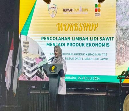 Ketua DPW Samade Riau, Karmila Sari dalam pelatihan pengolahan lidi sawit (foto/ist)