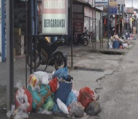 Tumpukan sampah menggunung di sepanjang jalan protokol di Pangkalan Kerinci (foto/detik)