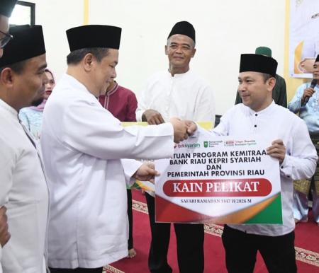 Safari Ramadan di Bengkalis, Plt Gubri SF Hariyanto Serahkan Bantuan Kemitraan BRK Syariah di Desa Muara Basung