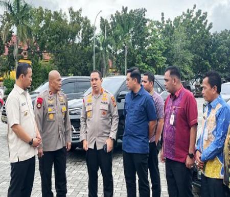 Walikota Pekanbaru, Agung Nugroho (paling kiri) bersama Wakapolda Riau dan Kapolresta Pekanbaru berencana dirikan dapur umum untuk masyarakat terdampak banjir.(foto: dini/halloriau.com)